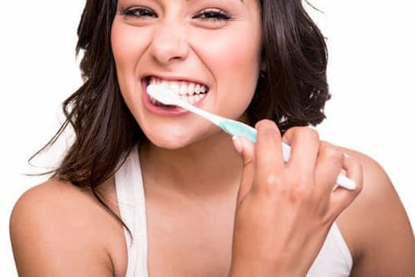 vệ sinh răng miệng kém gây viêm lợi sau khi bọc răng