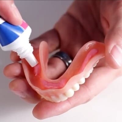 cách sử dụng keo dán răng giả